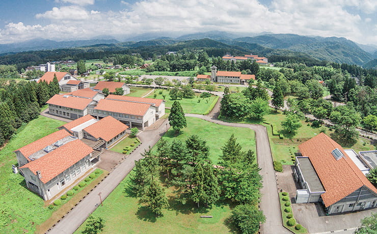 富山国際大学の外観写真