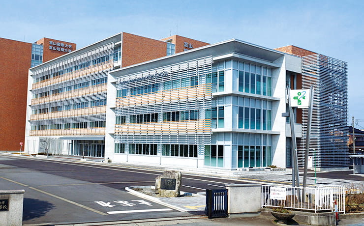 富山国際大学付属高等学校の外観写真